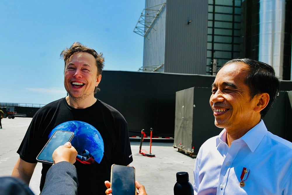 Presiden RI Jokowi bertemu Elon Musk di pabrik SpaceX di Boca Chica, Amerika Serikat pada Sabtu (14/05/2022)/BPMI Setpres