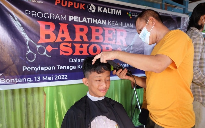  Menuju Usaha Mandiri, Peserta Pelatihan Barbershop Binaan PKT Cukur Gratis Puluhan Anak Panti Asuhan