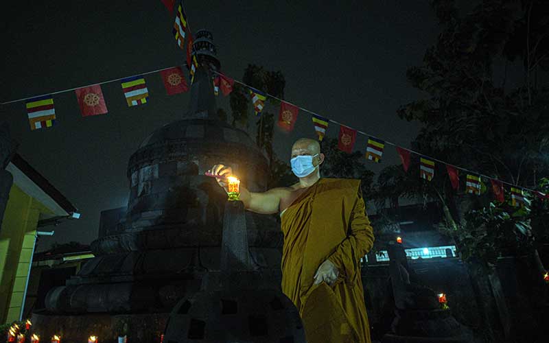  Jelang Perayaan Trisuci Waisak, Bhikkhu Dhammiko di Bekasi Nyalakan Lentera
