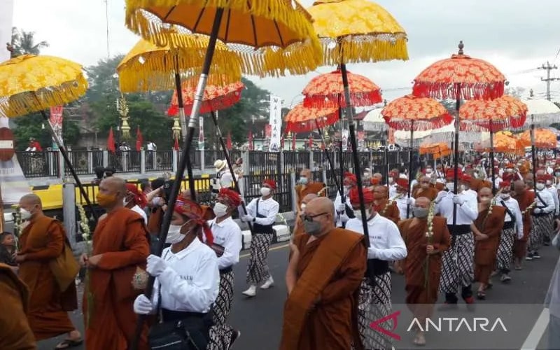  Arak-arakan Waisak dari Candi Mendut ke Borobudur Diikuti Ribuan Orang