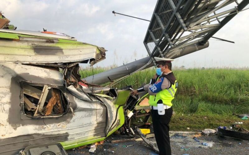  Bus Pelancong Kecelakaan di Tol Mojokerto, 13 Meninggal