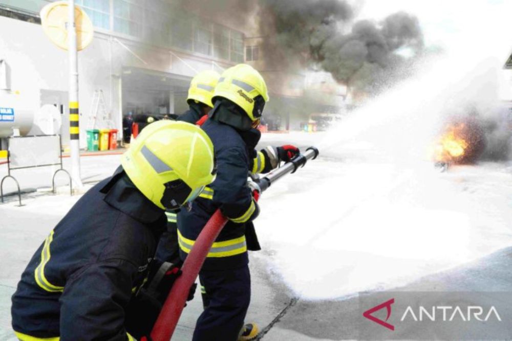 Unit pemadam kebakaran Kilang Pertamina Balikpapan dalam latihan, justru beberapa hari sebelum kejadian ledakan dan kebakaran Plant 5 Unit Hydro Skimming Complex pada Minggu 15/5/2022. (ANTARA/HO-Kilang Balikpapan)