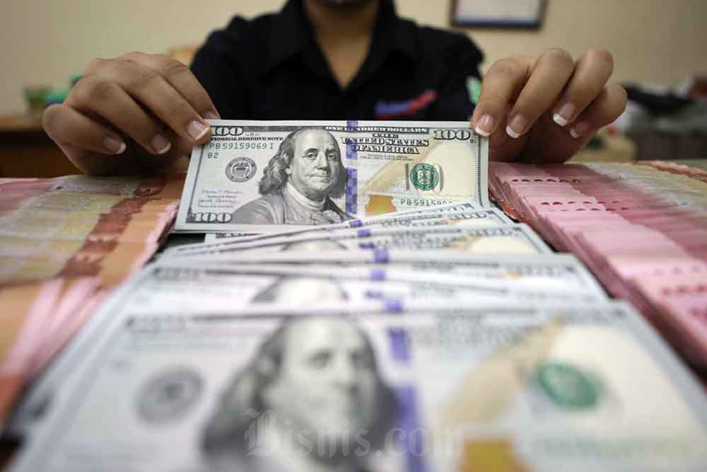 Uang dolar dan rupiah di Dolarindo Money Changer, Jakarta, Selasa (26/4/2022) Bisnis/Himawan L Nugraha