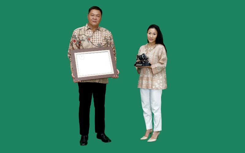 Direktur Utama PT Semacom Integrated Tbk. (SEMA) Rudi Hartono Intan berfoto bersama Komisaris Utama SEMA Sabrina Sutjiawan. SEMA resmi menjadi perusahaan tercatat di Bursa Efek Indonesia pada Senin (10/1/2022).