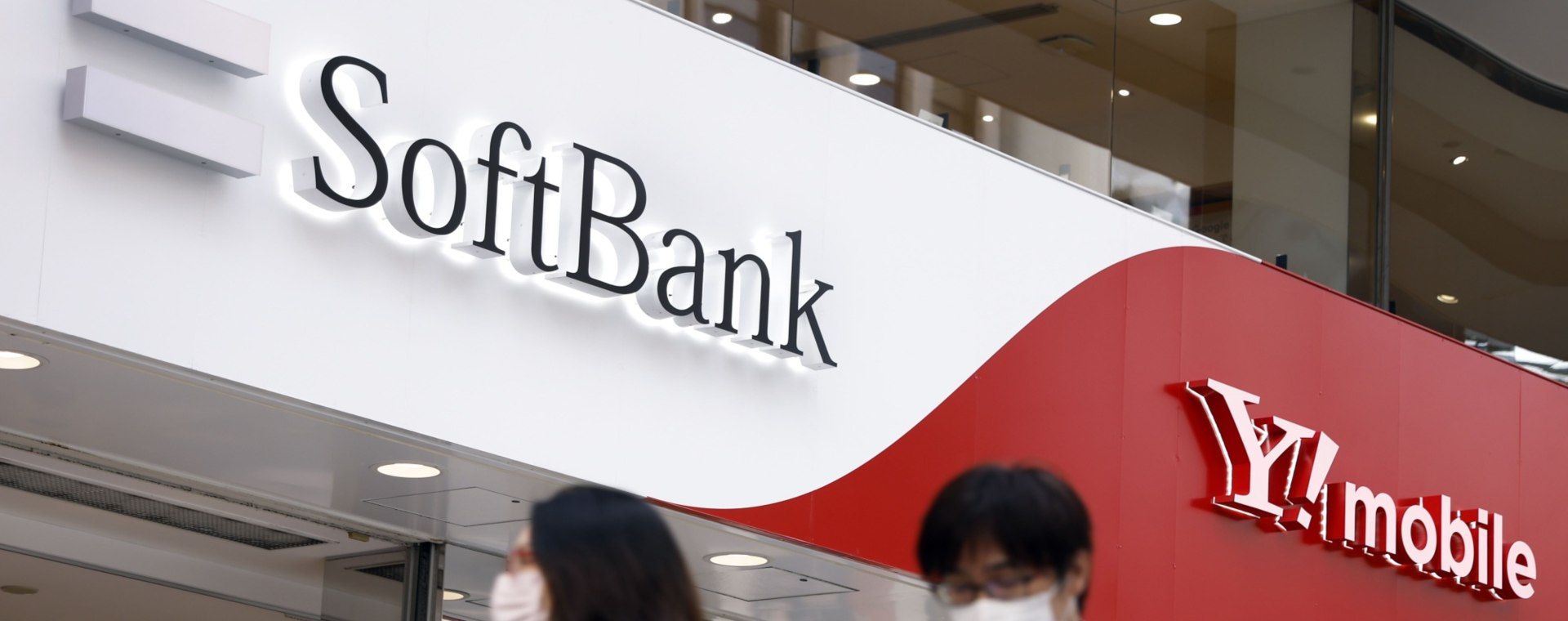 Papan nama SoftBank Corp. di Tokyo, Jepang.  - Bloomberg