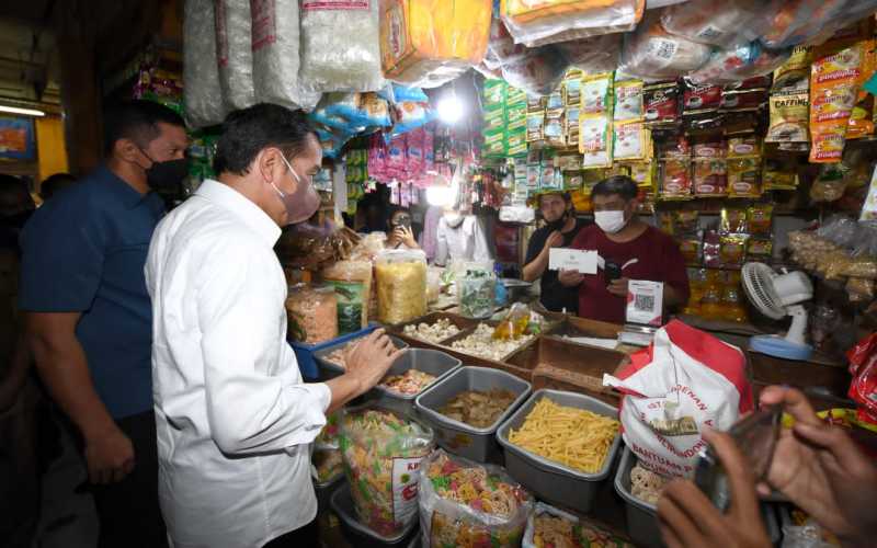 Presiden Joko Widodo membagikan bantuan sosial bagi masyarakat penerima manfaat dan pedagang di Pasar Cibinong, Kabupaten Bogor, pada Selasa, 17 Mei 2022 / Lukas - Biro Pers Sekretariat Presiden