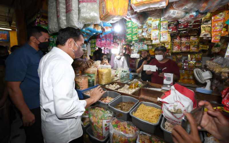  Jokowi Bagikan Bansos dan Tinjau Harga Minyak Goreng di Pasar Bogor