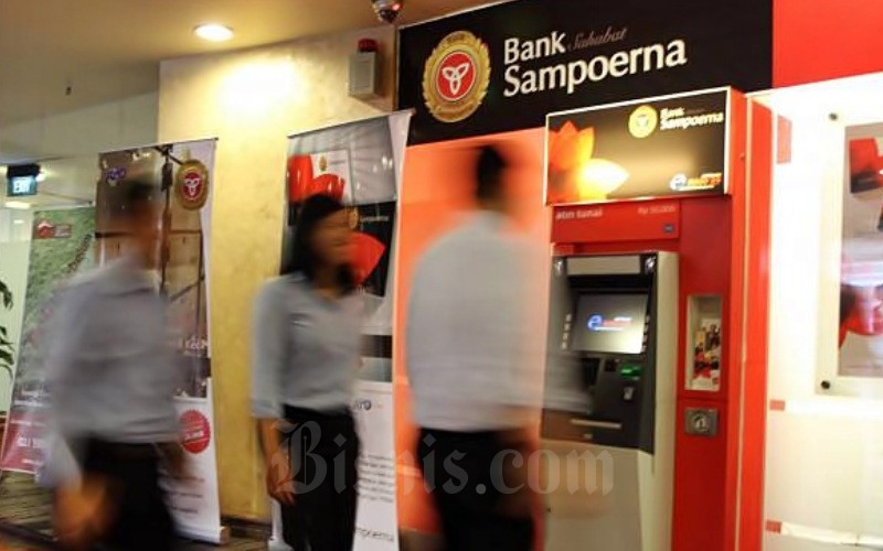 Nasabah melakukan transaksi elektronik di kantor Bank Sahabat Sampoerna, Jakarta, Rabu (06/06)./JIBI-Endang Muchtar