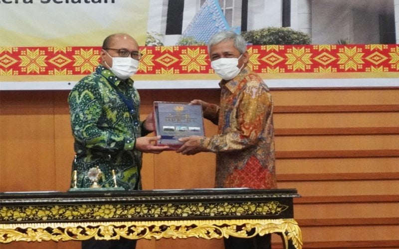 Bupati Kabupaten Ogan Komering Ilir (OKI) Iskandar menerima laporan hasil pemeriksaan dari Kepala BPK RI  Perwakilan Sumsel Harry Purwaka, Rabu (18/5)./Istimewa