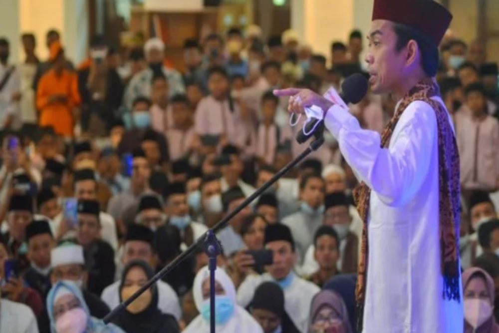Ustaz Abdul Somad memberikan tausiyah saat pencanangan pesantren ramadhan di Masjid Agung Nurul Iman, Padang, Sumatra Barat, Senin (28/3/2022). 