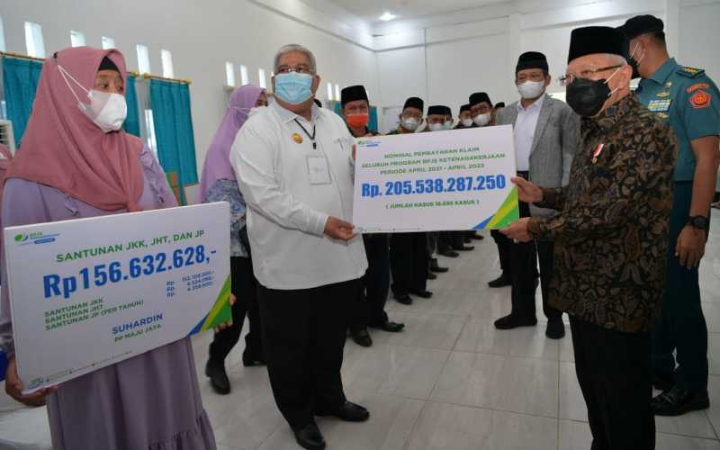Wapres Maruf Amin menyerahkan bansos kepada masyarakat Kendari, Sulawesi Tenggara, Kamis (19/5/2022) / Setwapres