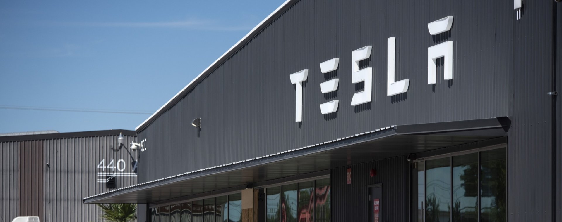  Investasi Berkelanjutan dan Tercoretnya Tesla dari Indeks ESG S&P
