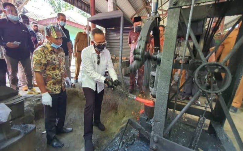 CEO PTPN V Jatmiko Santosa saat tengah menjajal mesin pembuatan peralatan panen di salah UMKM mitra binaan anak perusahaan Holding Perkebunan Nusantara III Persero tersebut. /Istimewa