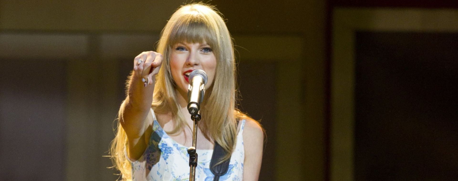 Taylor Swift tampil di pertemuan pemegang saham tahunan Wal-Mart Stores Inc. di Fayetteville, Arkansas, AS, Jumat, (1/5/2012). Bloomberg - Beth Hall