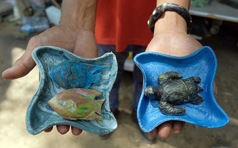  Kerajinan Berbahan Sampah Plastik Menjadi Suvenir G20 di Bali