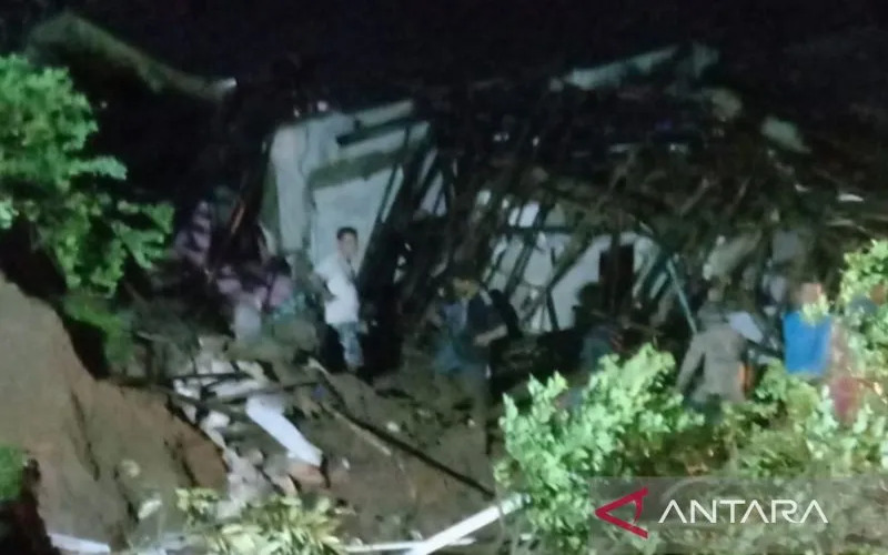  Empat Orang Tertimbun Longsor di Cijeruk Bogor