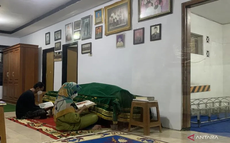 Sejumlah anggota keluarga mengaji untuk Almarhum Achmad Yurianto di rumah duka di Jalan Ir Soekarno Nomor 31, Kecamatan Junrejo, Kota Batu, Jawa Timur, Sabtu (21/5/2022)./Antara-Vicki Febrianto.