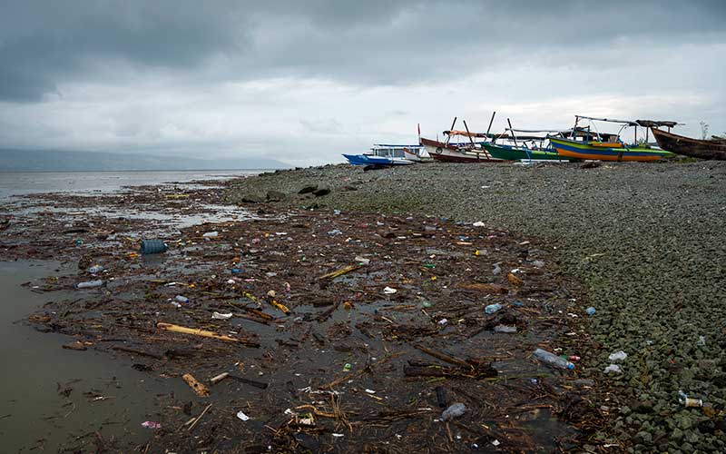  Pantai Teluk Palu di Sulawesi Tengah Dipenuhi Sampah