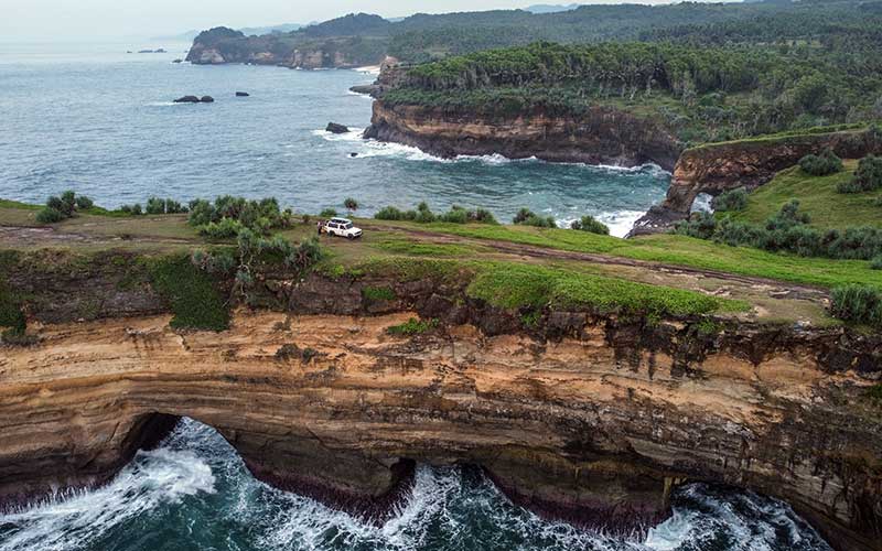  Destinasi Wisata Karang Bolong di Pacitan Suguhkan Pemandangan Tebing dan Pantai Selatan Jawa Timur