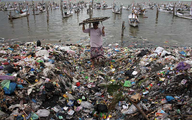  Sampah Rumah Tangga Cemari Pesisir Pantai di Desa Kwanyar Barat Jawa Timur