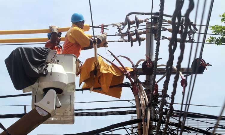  Hujan Badai, Aliran Listrik Puluhan Ribu Pelanggan PLN Pekanbaru Masih Padam