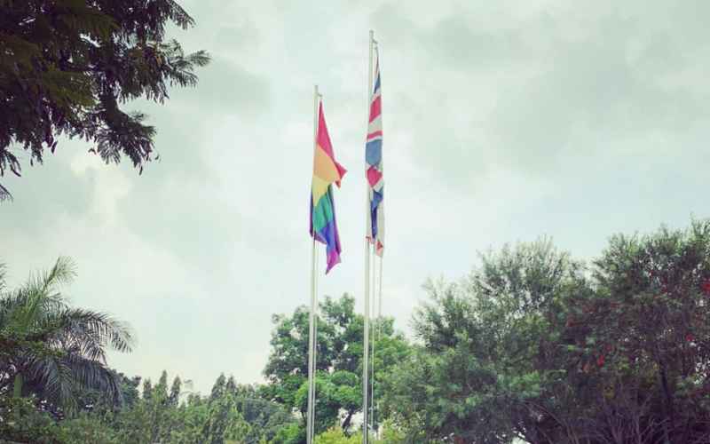 Kedubes Inggris di Jakarta kibarkan bendera simbol LGBT untuk peringati Hari AntiHomofobia - Instagram @ukinindonesia