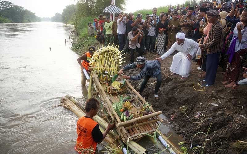  Warga di Tulungagung Lakukan Ritual Sedekah Bumi di Bantaran Sungai Brantas