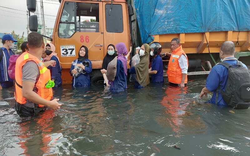  Ribuan Pekerja Pabrik di Tanjung Emas Terdampak Banjir Rob