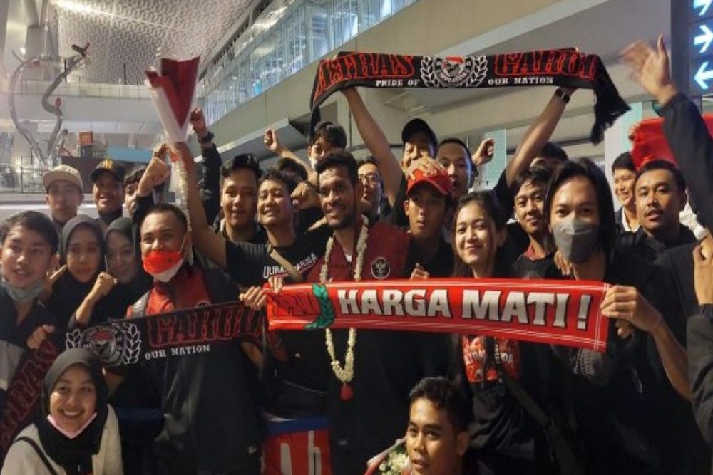 Puluhan suporter menyambut kedatangan timnas U-23 di Bandara Soekarno-Hatta, Tangerang, Banten Senin (23/5/2022)./Antara