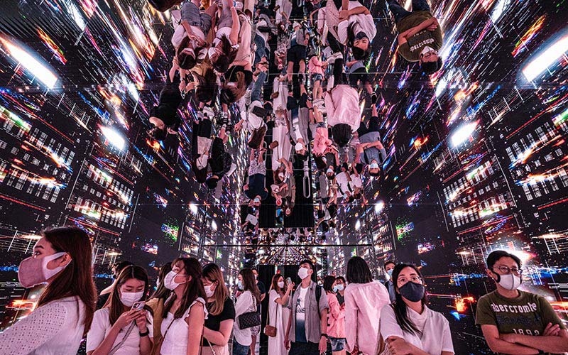 Pengunjung berada di dekat instalasi seni imersif berjudul Machine Halusinasi – Space: Metaverse saat acara Digital Art Fair Asia yang menampilkan seni digital dan NFT di Hong Kong, China, Minggu (3/10/2021) Bloomberg/Lam Yik