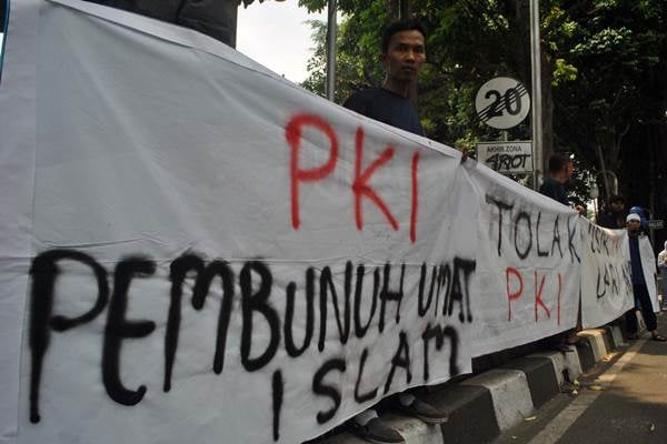 Massa yang tergabung dalam Forum Umat Islam, Dewan Dakwah Islamiyah Indonesia dan MUI Kota Bogor melakukan aksi penolakan terhadap paham komunis PKI di Gedung DPRD Kota Bogor, Jawa Barat/Antara