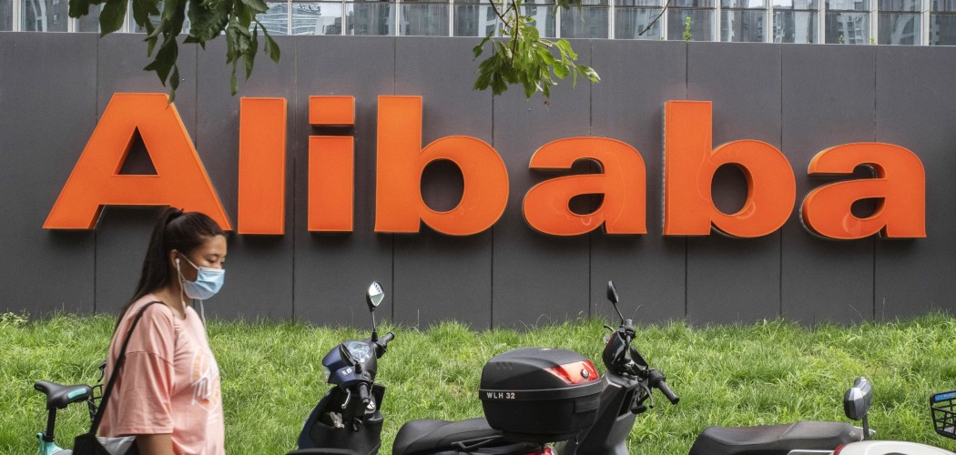Pejalan kaki melewati kantor Alibaba Group Holding Ltd. di Beijing, China, Rabu (19/8/2020)./Bloomberg-Gilles Sabrie