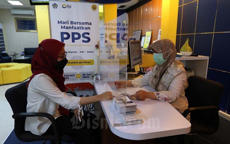 Petugas melayani wajib pajak di salah satu kantor pelayanan pajak pratama di Jakarta, Senin (17/1/2022). Bisnis/Eusebio Chrysnamurti