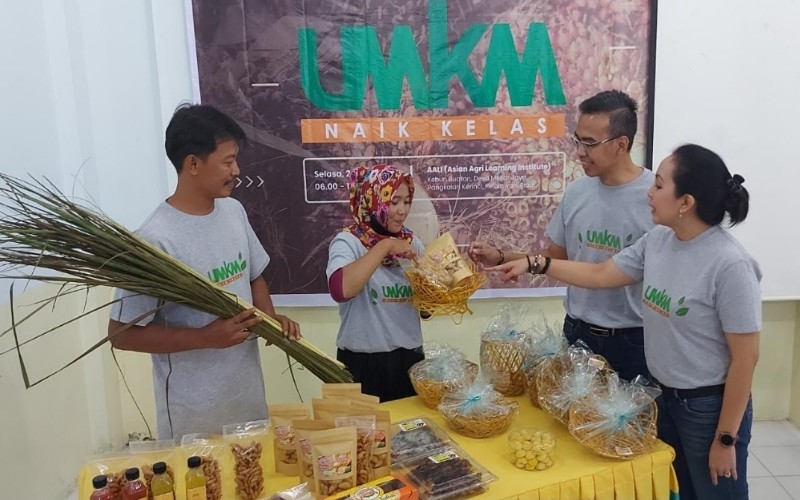 Manager Sustainability Operation and CSR Asian Agri Putu Grhyate Yonata Aksa (kedua kanan) dan Senior Manager Corcomm Asian Agri Dinna Permana (kanan) melihat produk yang dibawa oleh peserta pelatihan UMKM Naik Kelas, di Asian Agri Learning Institute, Pelalawan Riau, Selasa (24/5/2022). Asian Agri terus menunjukkan dukungannya untuk mewujudkan pertumbuhan inklusif di desa-desa seputar operasional perusahaan khususnya di Riau, Sumatra Utara, dan Jambi. /Istimewa
