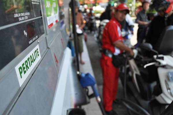 Petugas melayani pembelian produk gasoline non subsidi Pertalite di SPBU Surabaya, Jawa Timur, Jumat (24/7)./Antara