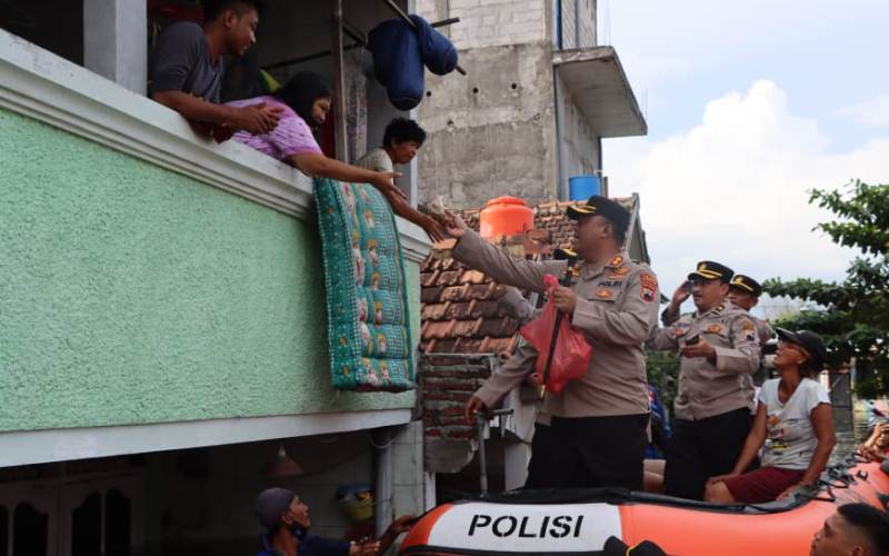  Polres Demak Salurkan Bantuan ke Desa yang Terendam Rob