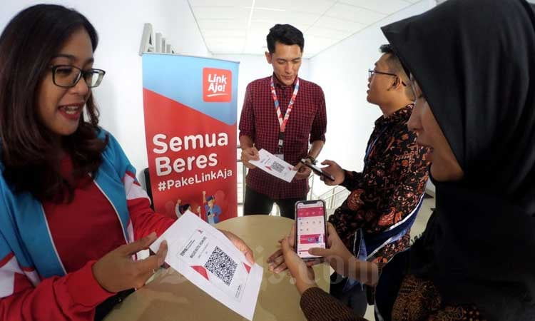 Petugas mensosialisasikan penggunaan QRIS dengan aplikasi layanan uang elektronik LinkAja di sela-sela kick off Pekan QRIS Nasional 2020 di kampus Universitas Pendidikan Indonesia, Bandung, Jawa Barat, Senin (9/3/2020). Bisnis/Rachman