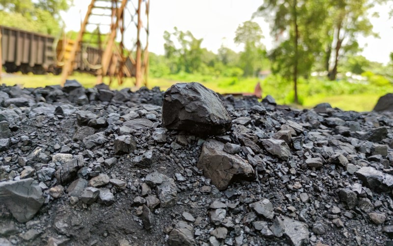 Tumpukan batu bara di dekat Train Loading Station (TLS) milik PT Bukit Asam Tbk. (PTBA) di Muara Enim, Sumatra Selatan. PTBA menargetkan produksi batu bara hingga 37 juta ton pada tahun 2022 mendatang./Bisnis - Aprianto Cahyo Nugroho