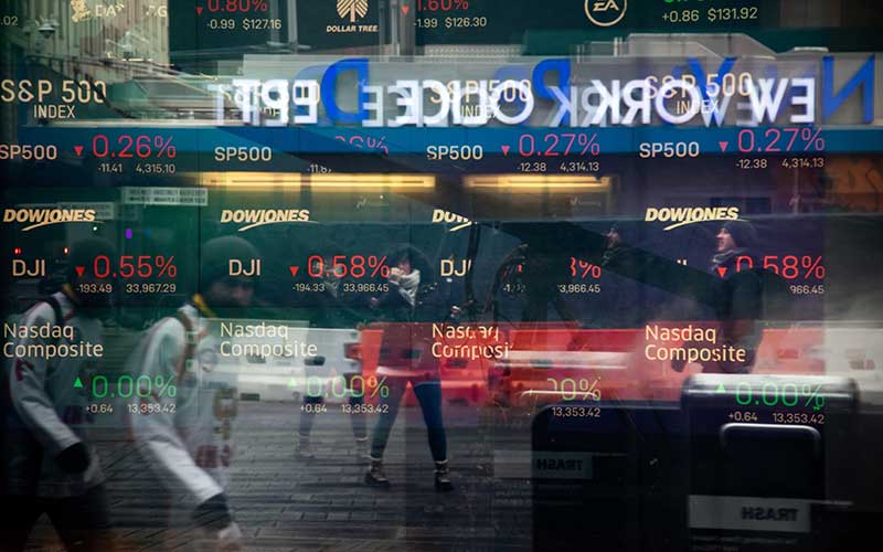 Monitor menampilkan informasi pasar saham di Nasdaq MarketSite di New York, AS, Jumat (28/1/2022). Bloomberg/Michael Nagle