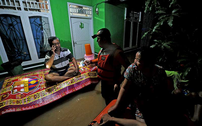  Tim Sar Gabungan Mulai Evakuasi Warga Yang Rumahnya Terendam Banjir di Jambi