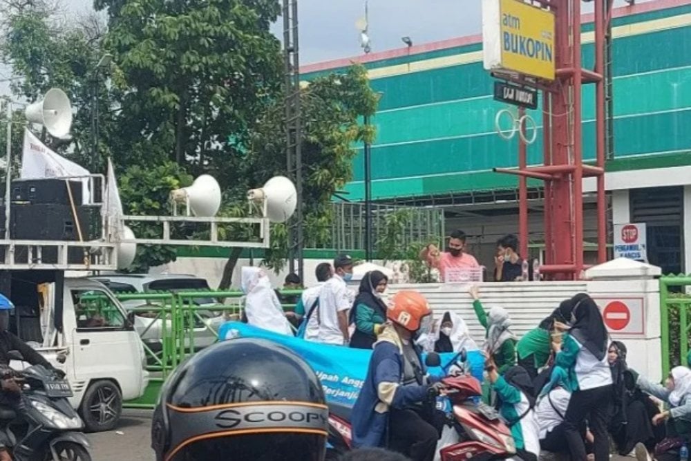Unjuk rasa di Jalan Pahlawan Revolusi, Pondok Bambu, Jakarta, Rabu (25/5/2022)./Antara