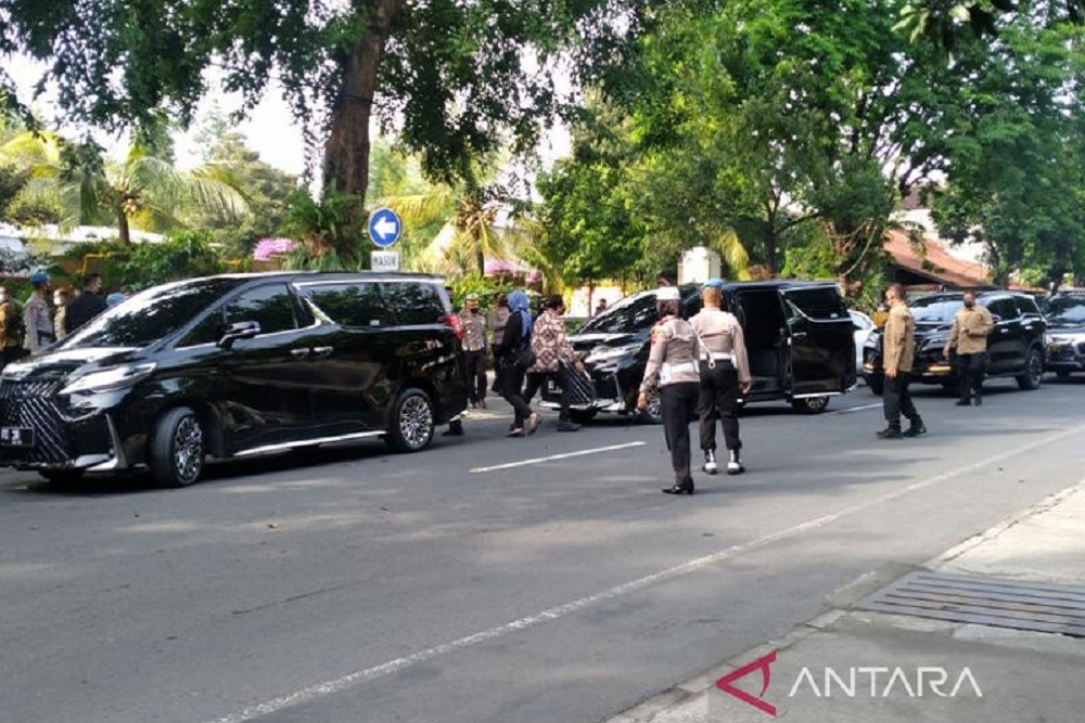 Kendaraan milik pejabat negara mulai berdatangan un26/5tuk menghadiri upacara pernikahan Ketua MK Anwar Usman dan Idayati adik Presiden Jokowi di Solo, Kamis (26/5/2022)/Antara