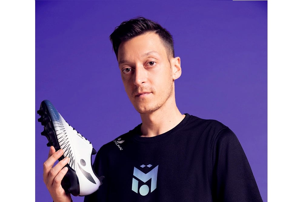 Pesepak bola Mesut Ozil menggunakan sepatu merek Concave/Concave