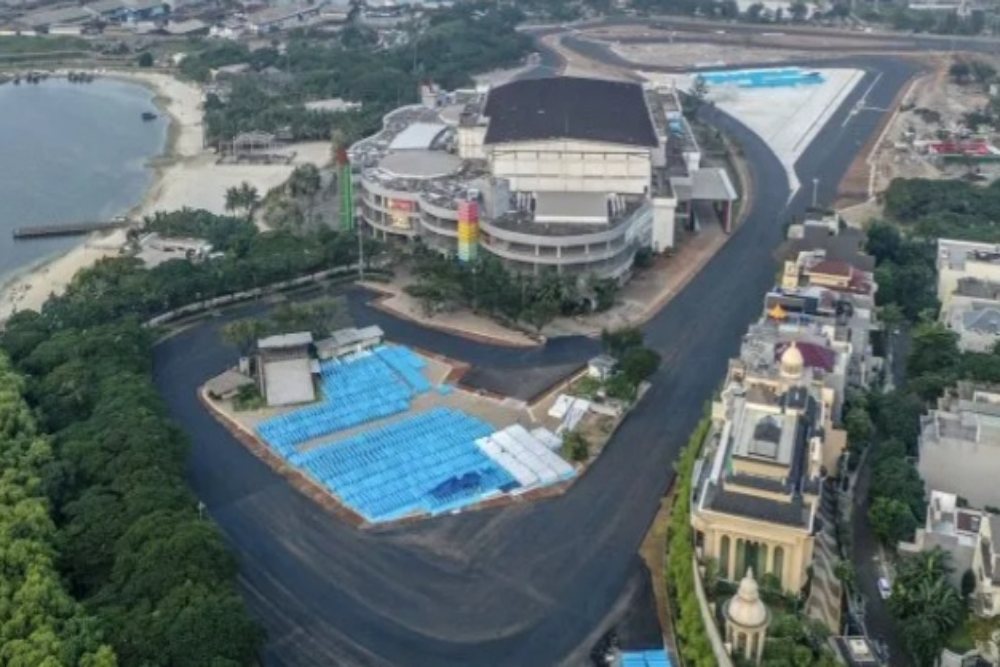 Foto udara lintasan Sirkuit Jakarta International E-Prix Circuit (JIEC) yang telah diaspal di kawasan Taman Impian Jaya Ancol, Jakarta, Rabu(13/4/2022)./Antara