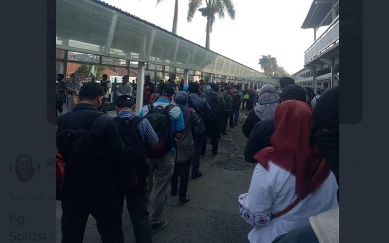 Antrean penumpang KRL di Stasiun Bogor, Jawa Barat, Senin (8/6/2020), mengular hingga di area parkir stasiun./Twitter