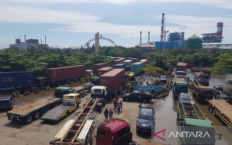  Antrean Truk Mewarnai Area Masuk Pelabuhan Tanjung Emas