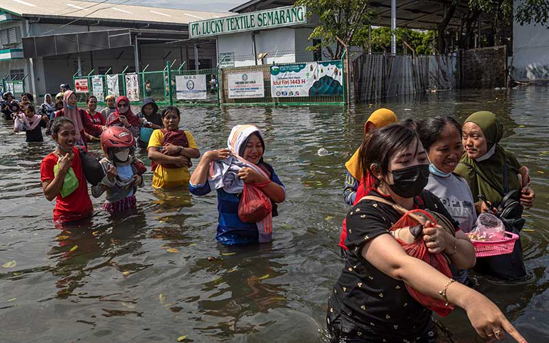  Banjir Rob Masih Merendam Kawasan Industri di Pelabuhan Tanjung Emas Semarang