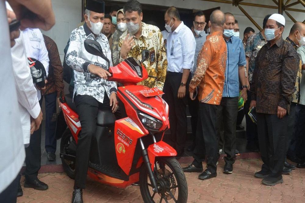 Gubernur Aceh Nova Irianto menjajal skuter listrik Gesits/Gesits