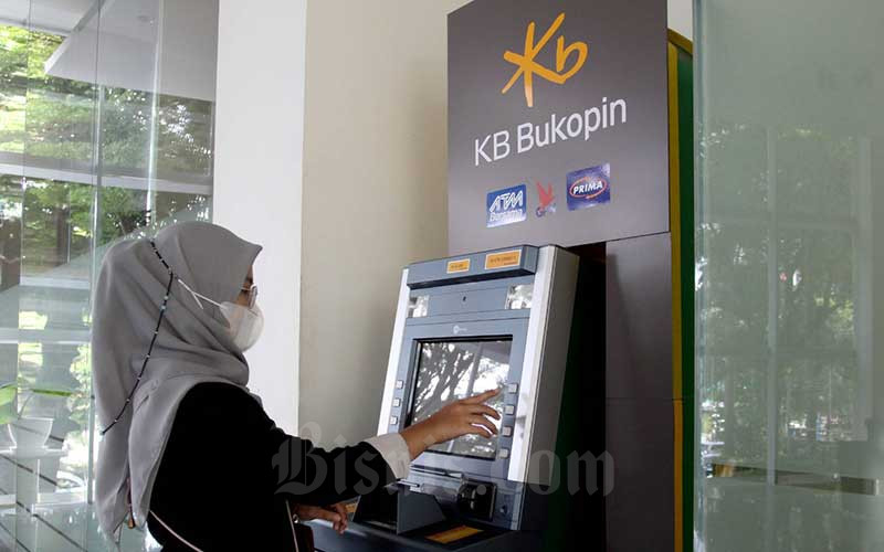 Ilustrasi nasabah melakukan transaksi di ATM Bank KB Bukopin di Makassar, Sulawesi Selatan, Rabu (26/1/2022). Bisnis/Paulus Tandi Bone