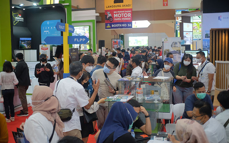 Pengunjung tengah mencari informasi di Indonesia Property Expo (IPEX) 2022. /indonesiapropertiexpo.com